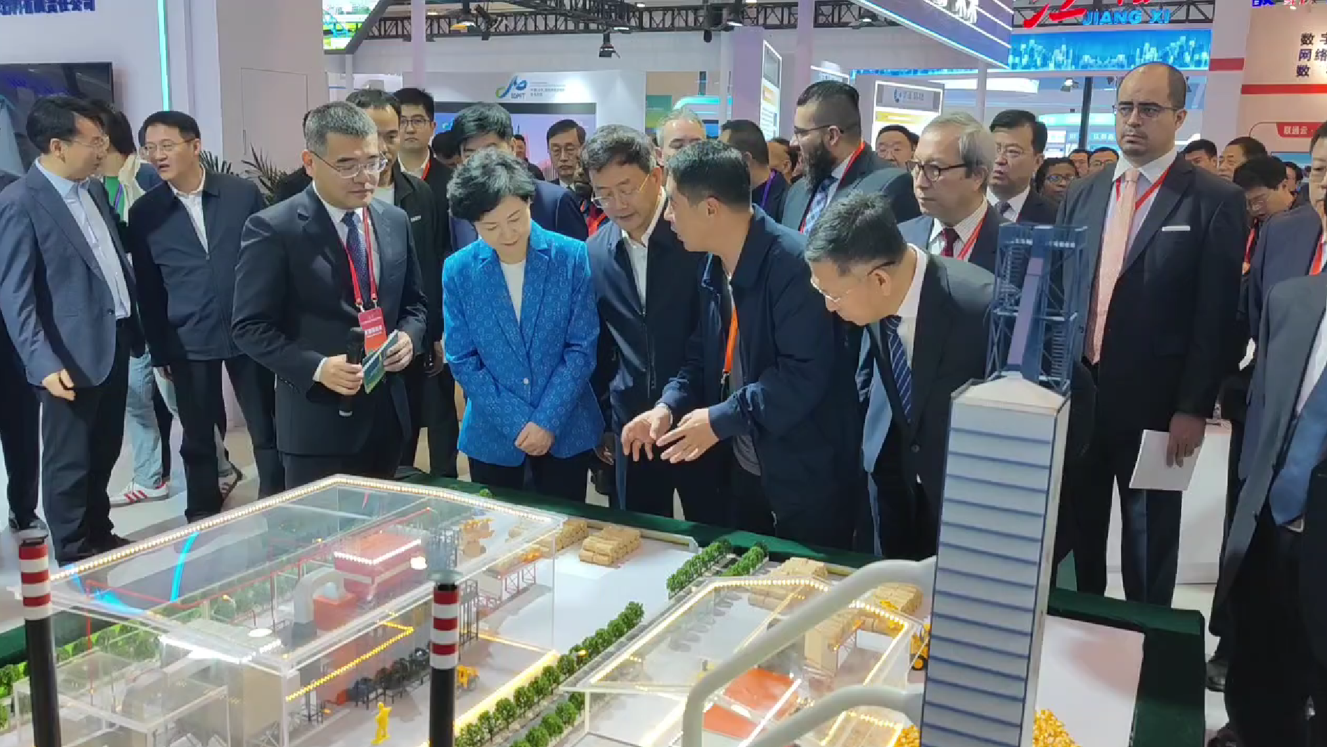 海倫利民秸稈直燃鍋爐亮相APEC技展會(huì)，工信部副部長徐曉蘭蒞臨參觀